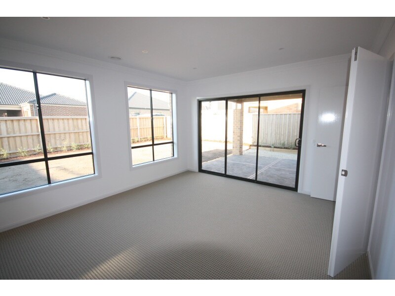 14 Manorwood Way, Berwick VIC 3806