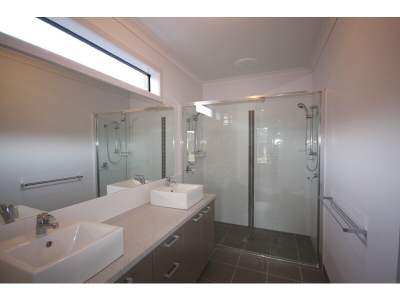 14 Manorwood Way, Berwick VIC 3806