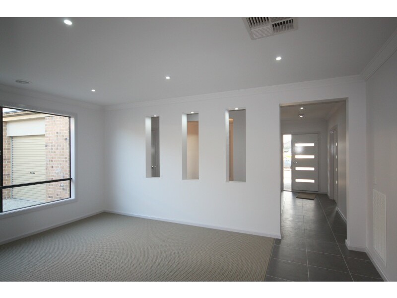 14 Manorwood Way, Berwick VIC 3806