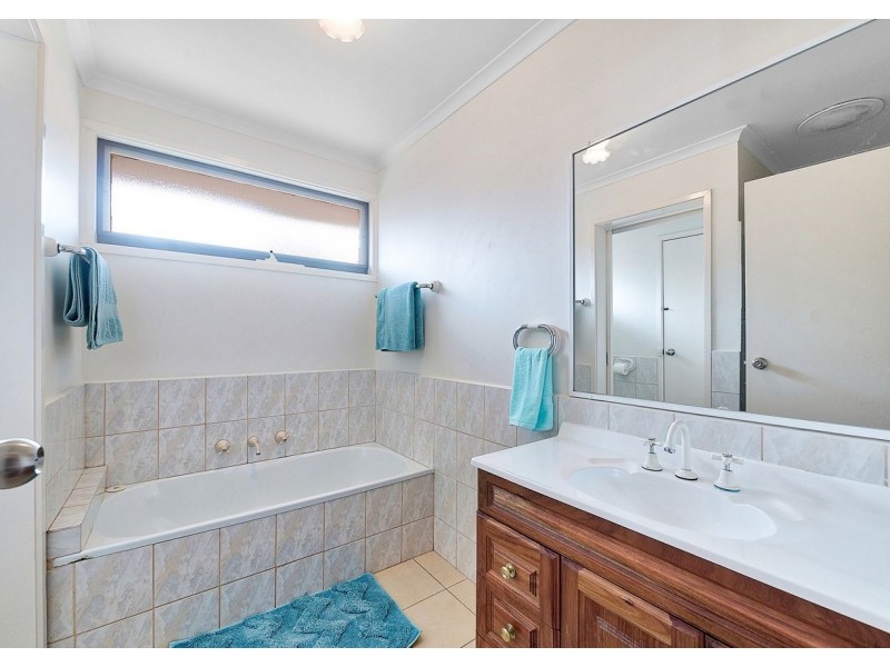 31 Blaxland Avenue, Cranbourne North VIC 3977