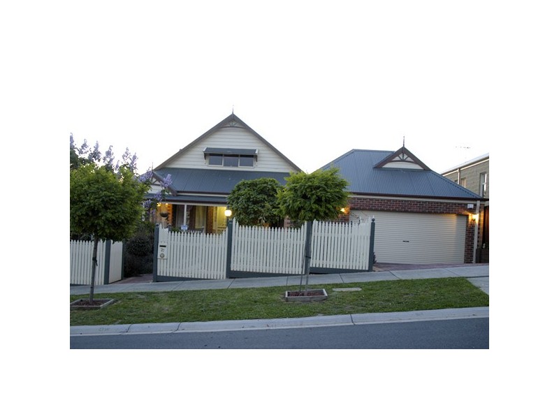 27 Mornington Grove, Berwick VIC 3806