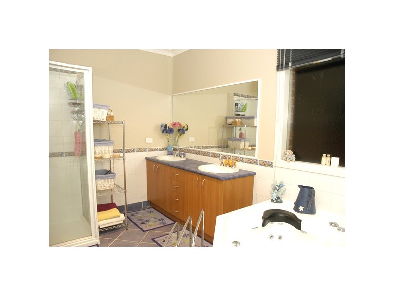 27 Mornington Grove, Berwick VIC 3806