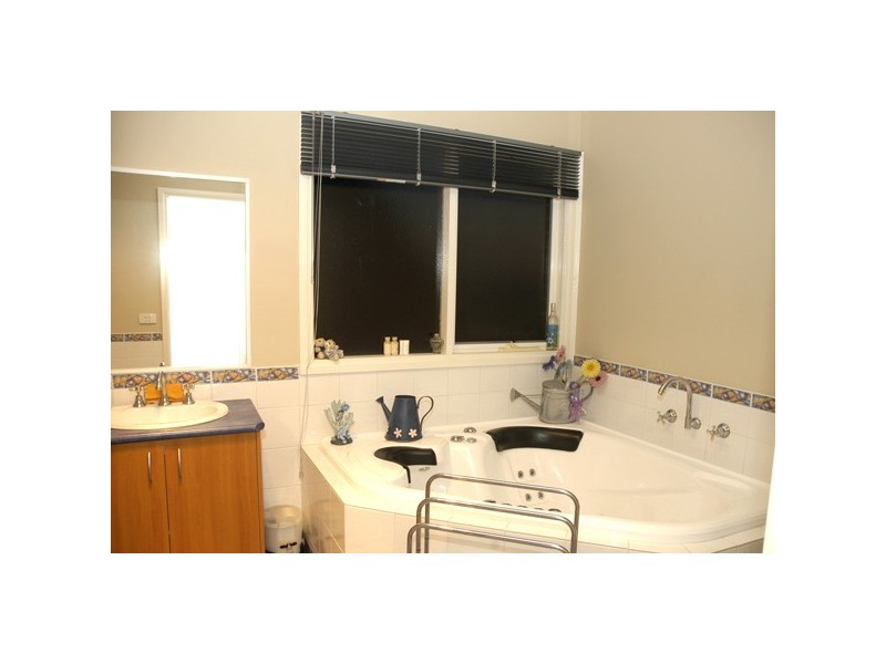 27 Mornington Grove, Berwick VIC 3806