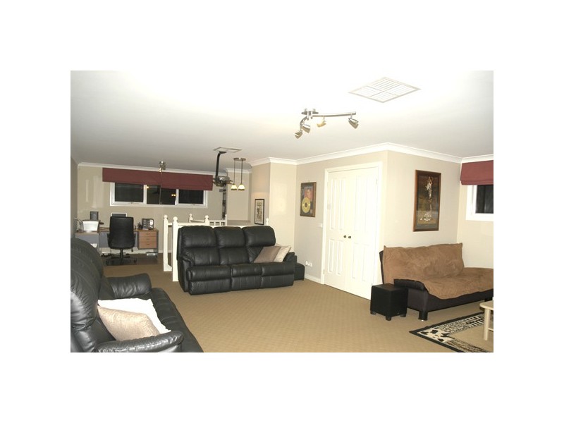 27 Mornington Grove, Berwick VIC 3806