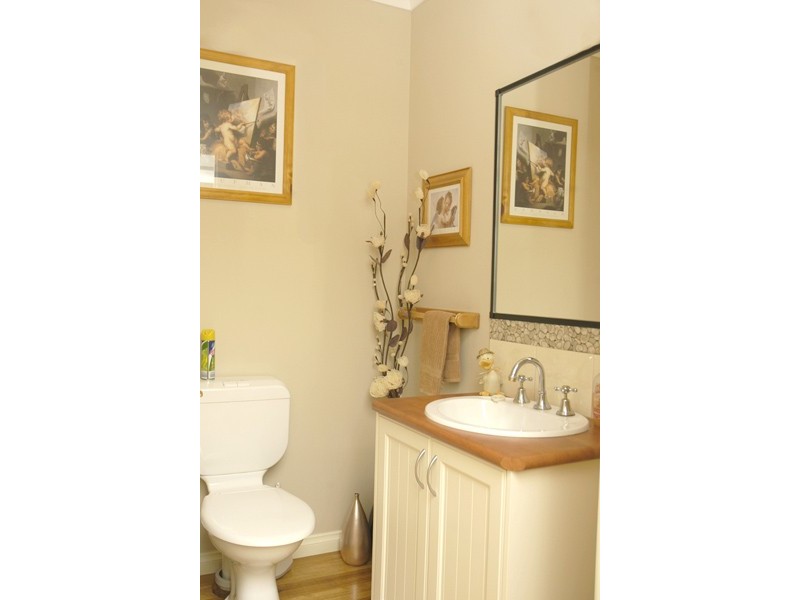 27 Mornington Grove, Berwick VIC 3806