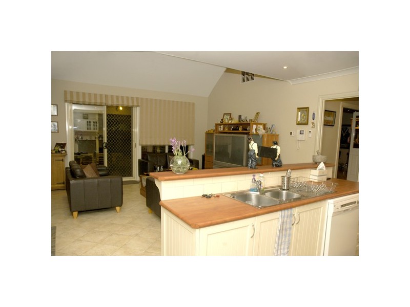 27 Mornington Grove, Berwick VIC 3806