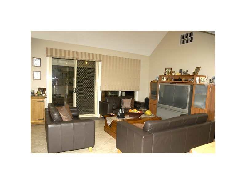 27 Mornington Grove, Berwick VIC 3806