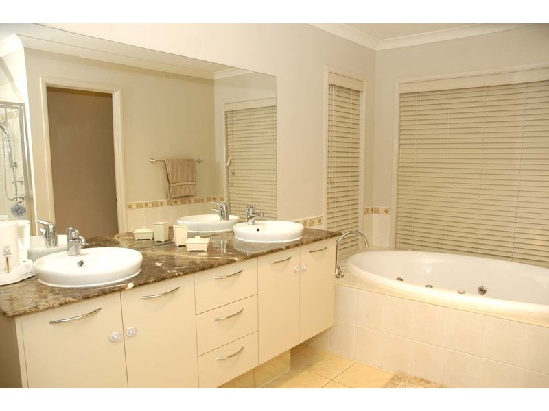 16 Meg Way, Berwick VIC 3806