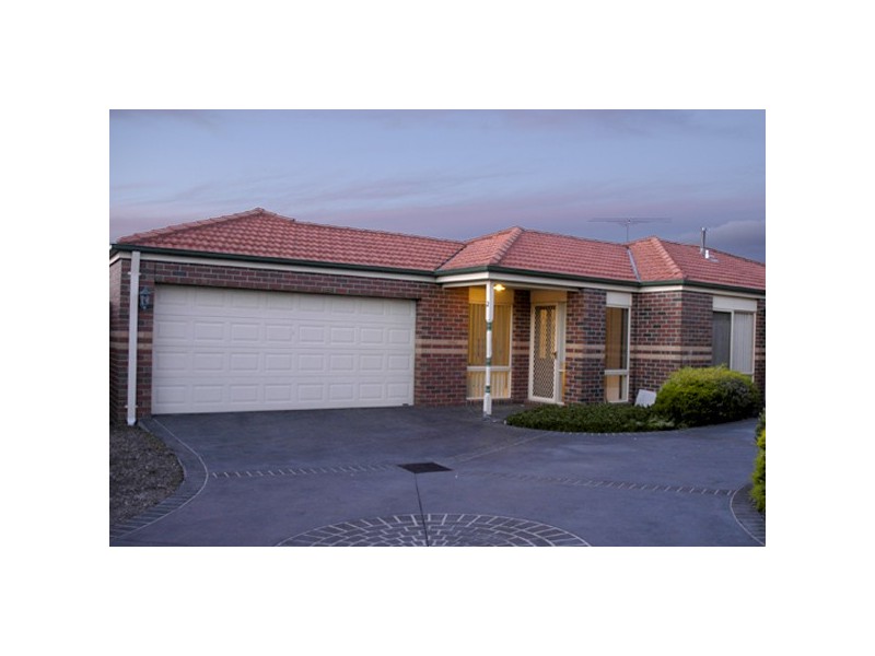 2/120 Bemersyde Drive, Berwick VIC 3806