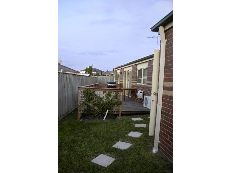 2/120 Bemersyde Drive, Berwick VIC 3806