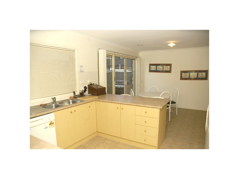 2/120 Bemersyde Drive, Berwick VIC 3806