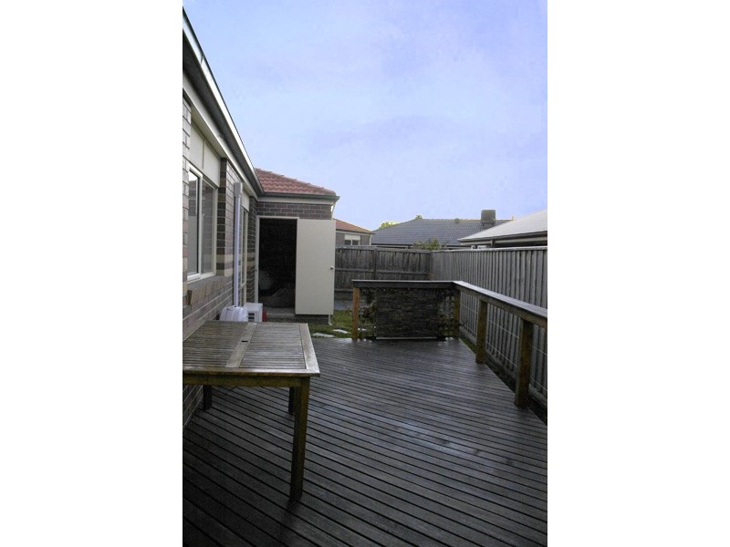 2/120 Bemersyde Drive, Berwick VIC 3806