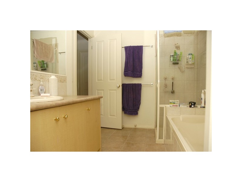 2/120 Bemersyde Drive, Berwick VIC 3806