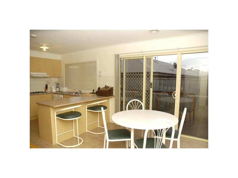 2/120 Bemersyde Drive, Berwick VIC 3806