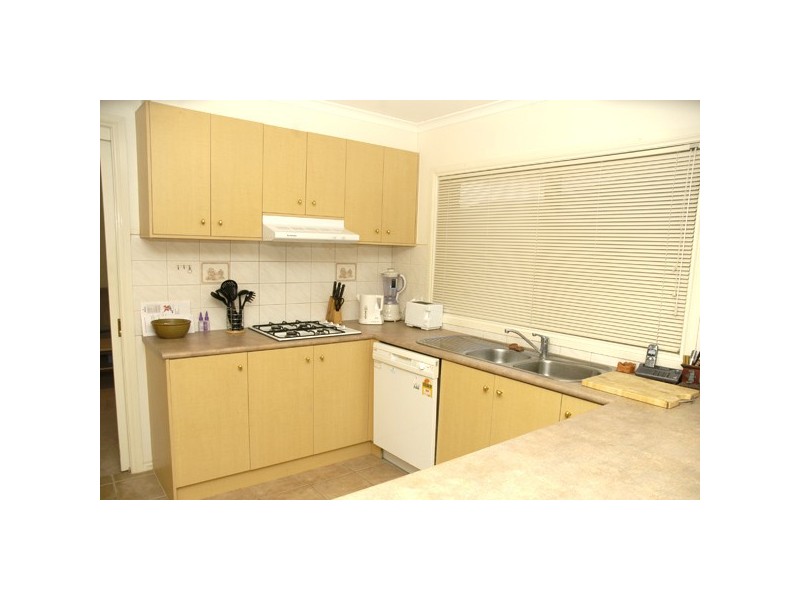 2/120 Bemersyde Drive, Berwick VIC 3806