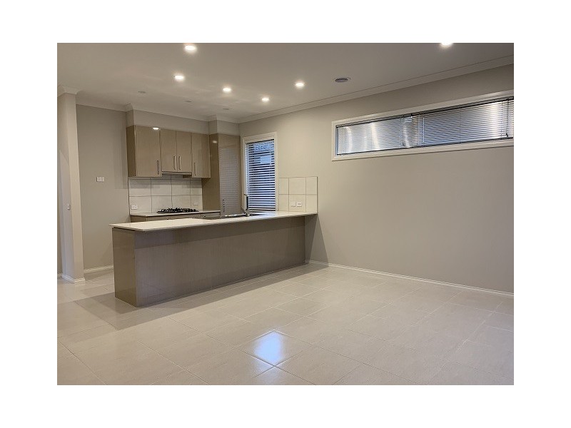 2/9 Pettit Close, Berwick VIC 3806