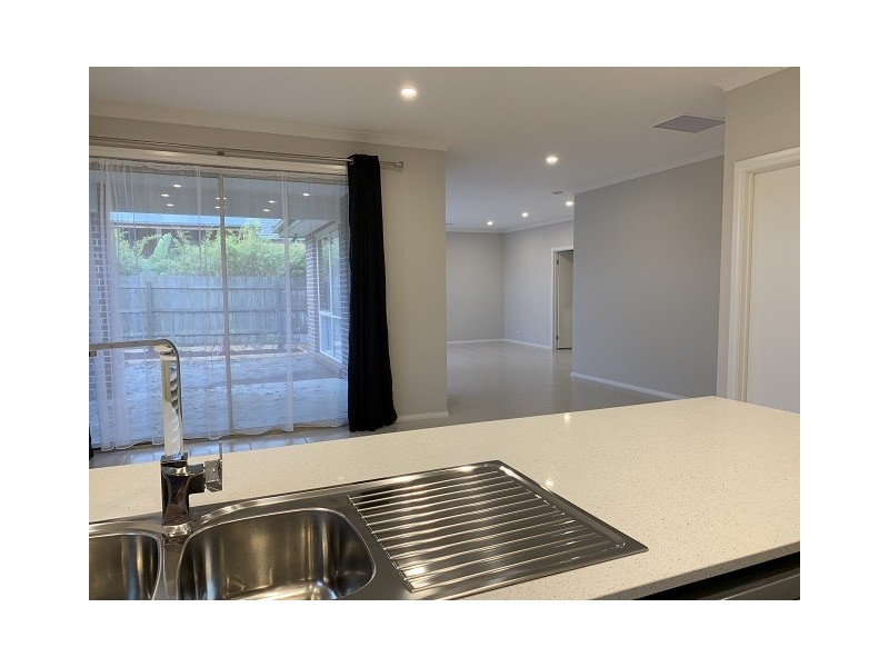 2/9 Pettit Close, Berwick VIC 3806