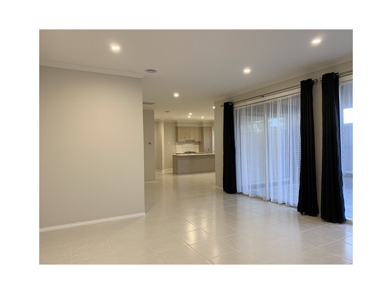 2/9 Pettit Close, Berwick VIC 3806