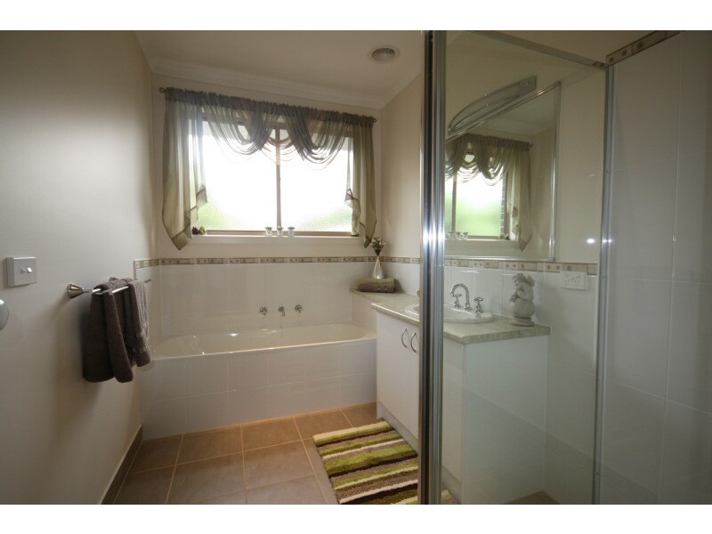 Unit 2, 2 Gamble Avenue, Berwick VIC 3806