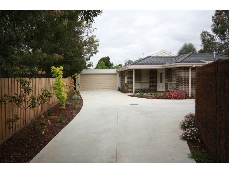 Unit 2, 2 Gamble Avenue, Berwick VIC 3806