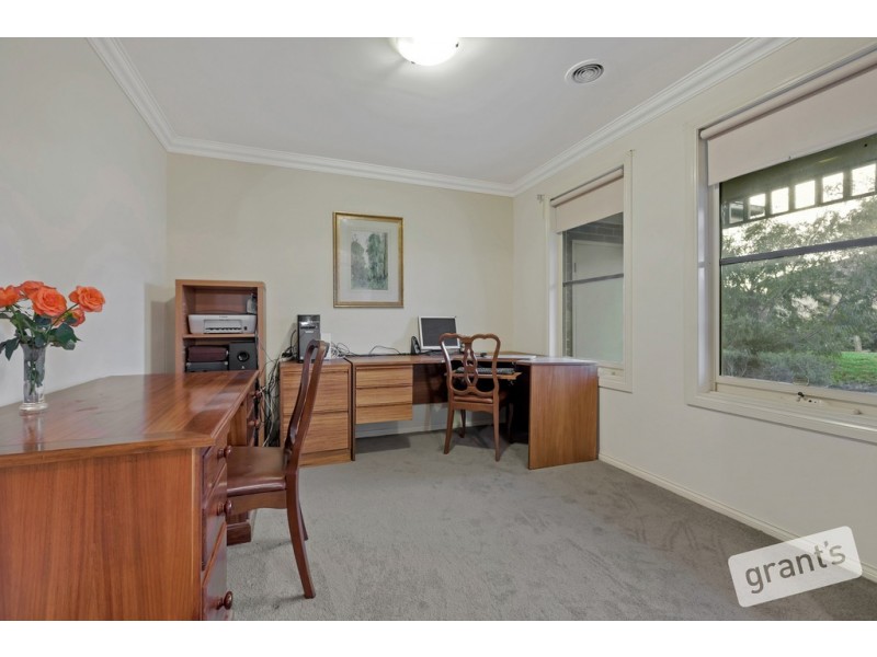 9 Whisken Way, Berwick VIC 3806