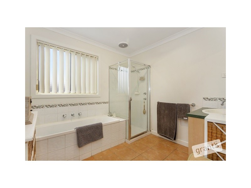 11 Fenton Pace, Narre Warren South VIC 3805