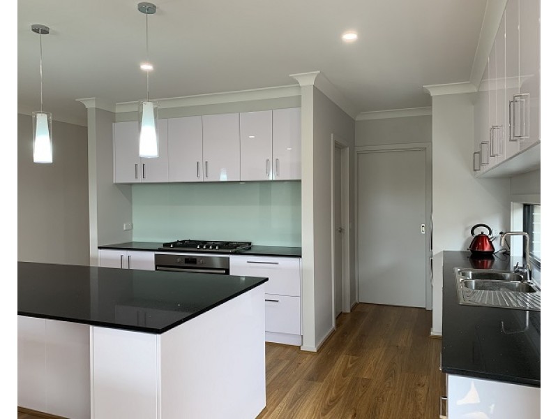 63 Warmbrunn Crescent, Berwick VIC 3806