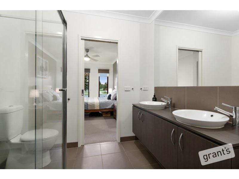 31 Artfield Street, Cranbourne East VIC 3977
