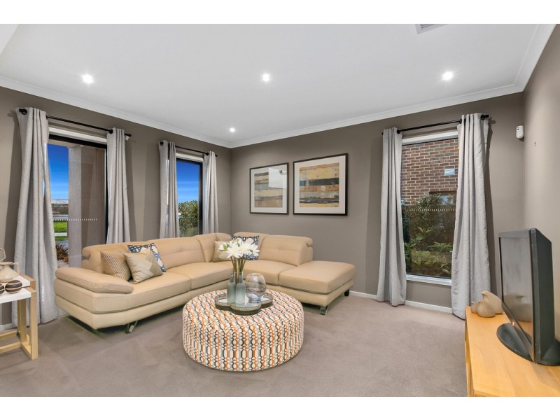 18 Welsh Crescent, Clyde North VIC 3978