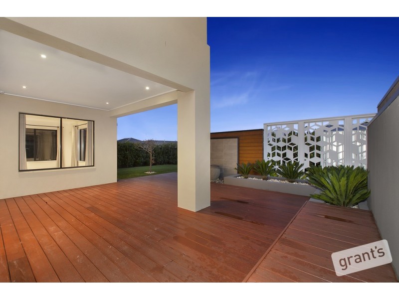 18 Welsh Crescent, Clyde North VIC 3978