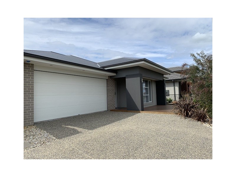 21 Newbridge Boulevard, Clyde North VIC 3978