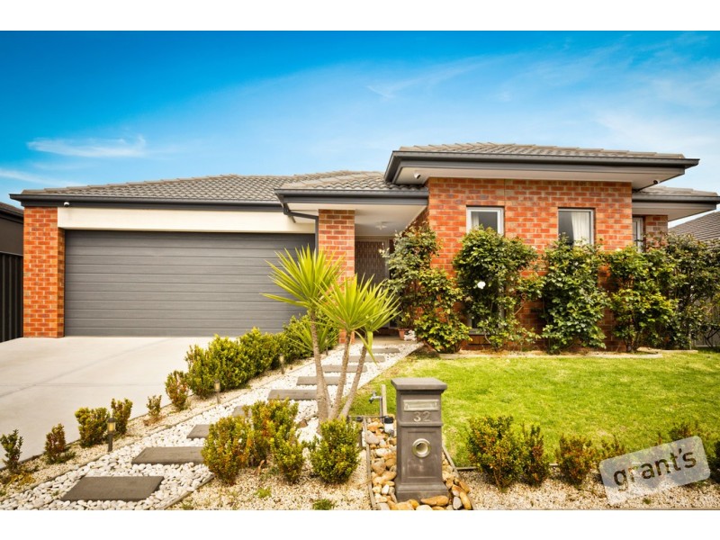 32 Fleuve Rise, Clyde North VIC 3978