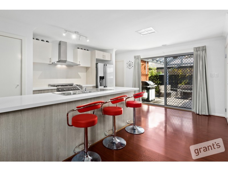 32 Fleuve Rise, Clyde North VIC 3978