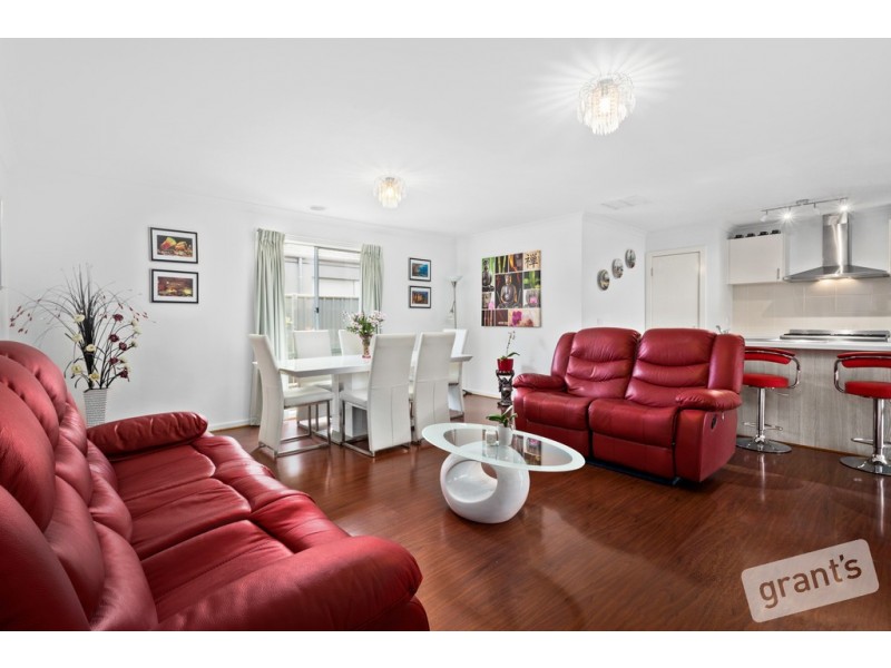 32 Fleuve Rise, Clyde North VIC 3978