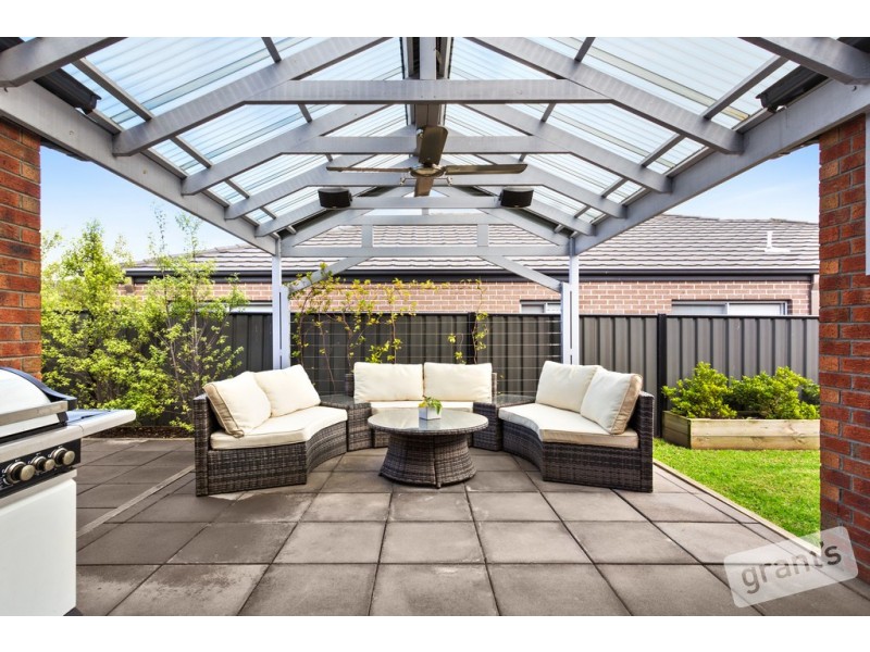 32 Fleuve Rise, Clyde North VIC 3978