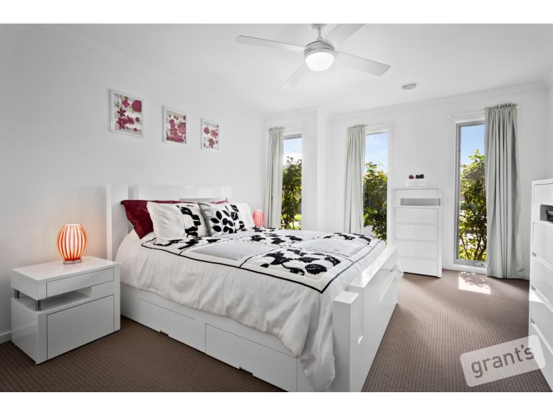 32 Fleuve Rise, Clyde North VIC 3978