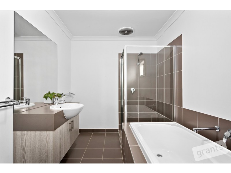 32 Fleuve Rise, Clyde North VIC 3978