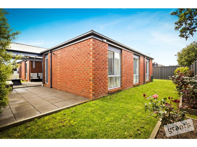 32 Fleuve Rise, Clyde North VIC 3978