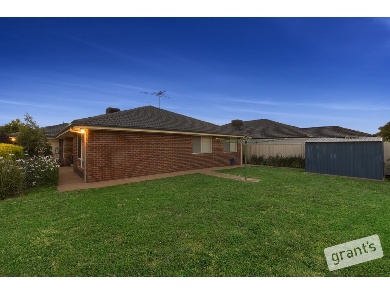 24 Meadowlands Way, Berwick VIC 3806