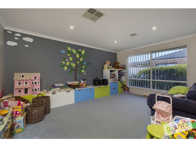 24 Meadowlands Way, Berwick VIC 3806