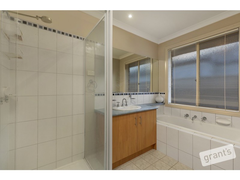 24 Meadowlands Way, Berwick VIC 3806