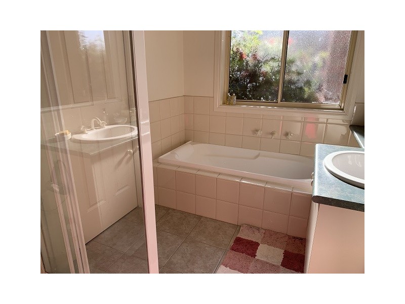 8A Glenn Erin Way, Berwick VIC 3806