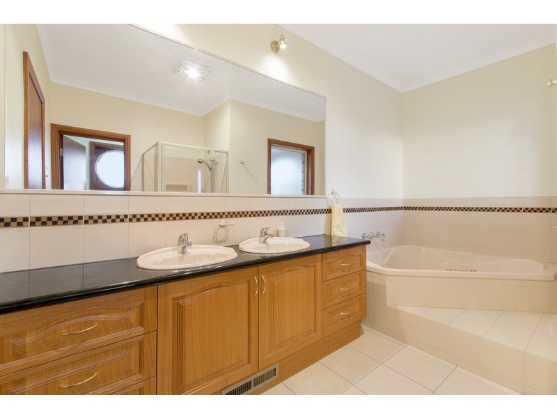 24 Fairholme Blvd, Berwick VIC 3806