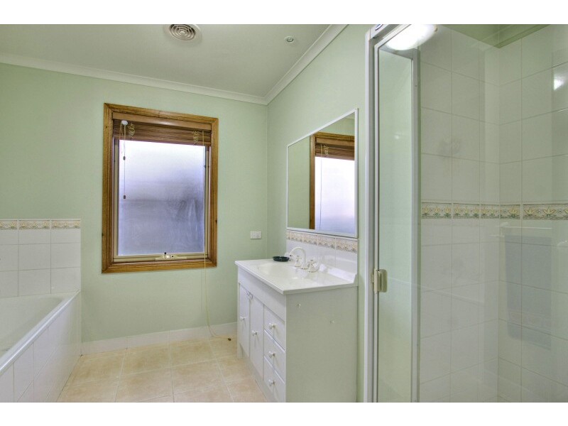 1 Woodburn Avenue, Berwick VIC 3806