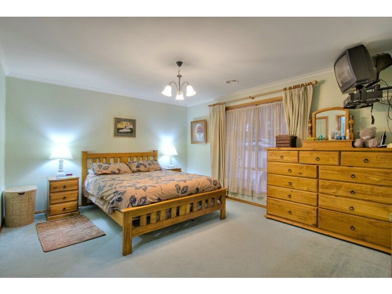 1 Woodburn Avenue, Berwick VIC 3806