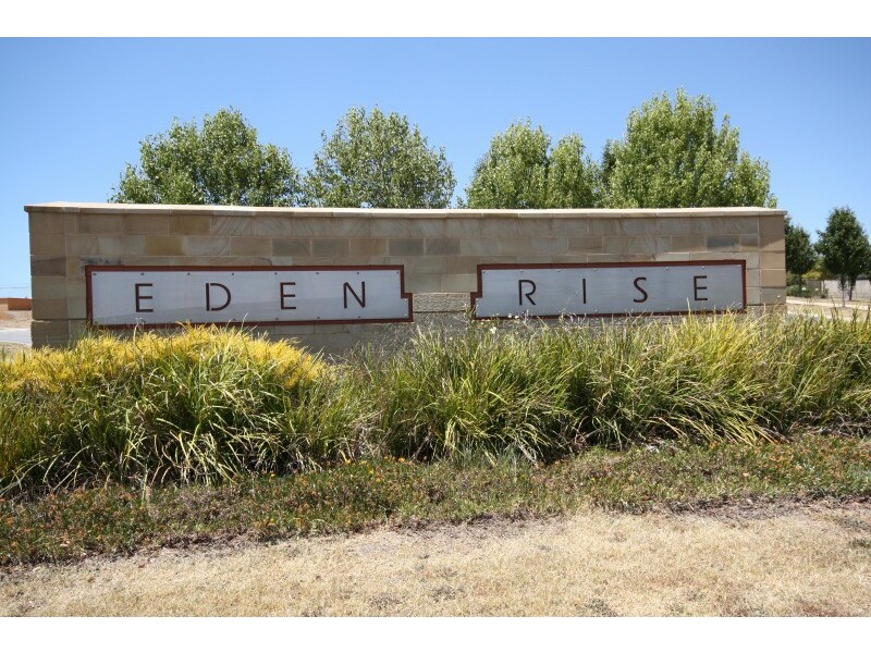 35 Cedarwood Crescent, Berwick VIC 3806