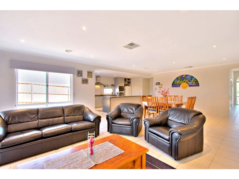 65 Glenview Rise, Berwick VIC 3806