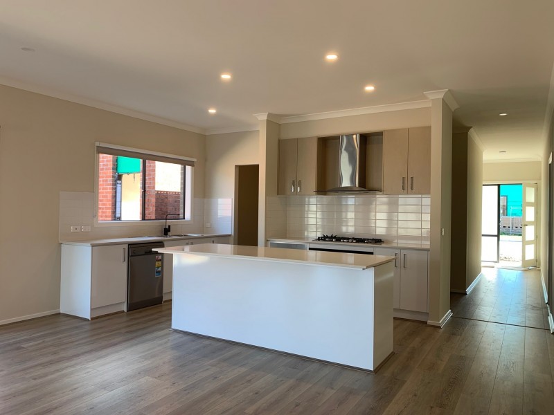 8 Bowler Avenue, Clyde VIC 3978