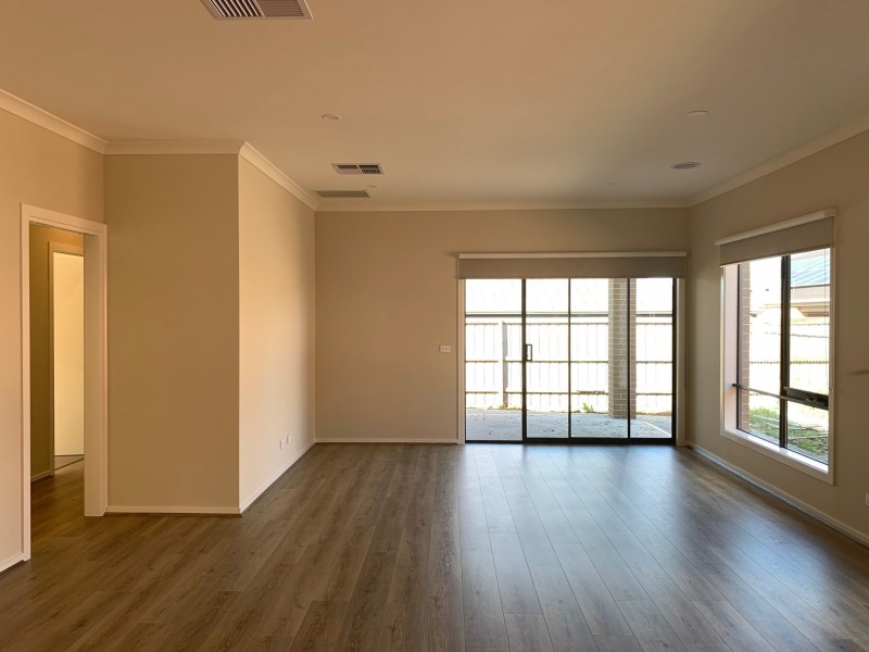 8 Bowler Avenue, Clyde VIC 3978