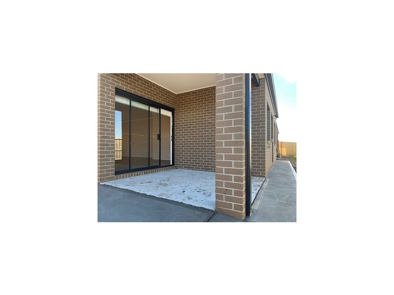 8 Bowler Avenue, Clyde VIC 3978